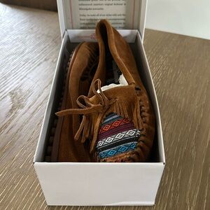 New- Minnetonka moccasins size 10 women’s color: Arizona kilty brown